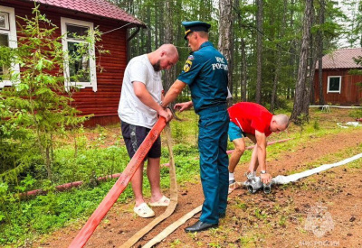 Сотрудники МЧС Якутии провели тренировки по пожарной безопасности в детском лагере / ЯСИА   