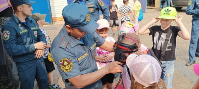 Ребята из лагеря «Непоседы» побывали в гостях у пожарных /    