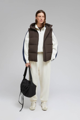 Стеганый жилет с капюшоном