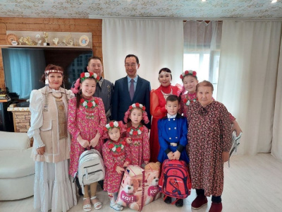 Айсен Николаев учредил знак "Семейная доблесть" /    