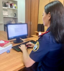 Следователи устанавливают обстоятельства падения малолетнего ребенка из окна  жилого дома в городе Якутске /  Якутск Якутск Республика Саха (Якутия)