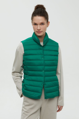 Утепленный жилет приталенного силуэта