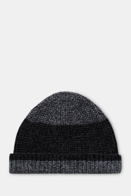 Вязаная шапка с шерстью