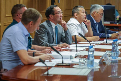 Глава Якутии поручил усилить борьбу с лесными пожарами в местах со слабыми осадками / ЯСИА   