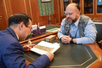 Айсену Николаеву показали найденные в Якутске старинные берестяные грамоты / ЯСИА Якутск Якутск Республика Саха (Якутия)