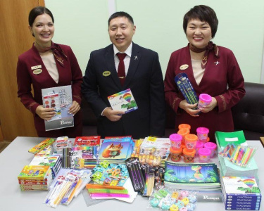 Сотрудники авиакомпании «Якутия» подарили канцтовары школьникам Нижнеколымского района / ЯСИА   