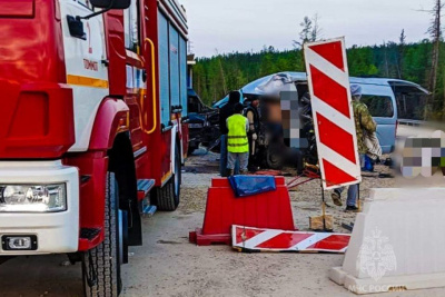 Микроавтобус и грузовой автомобиль столкнулись в Алданском районе / ЯСИА   