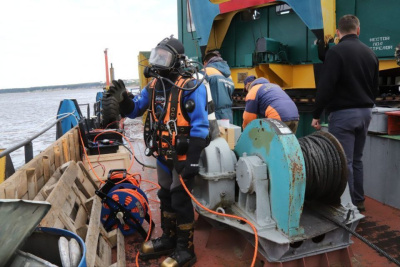 Водолазы ищут рыбака из перевернувшейся лодки в Олекминском районе / ЯСИА   