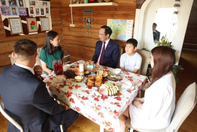 Айсен Николаев навестил в Верхневилюйском районе семью бойца специальной военной операции / ЯСИА  Верхневилюйский Республика Саха (Якутия)