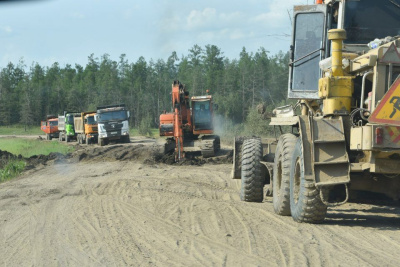 В Таттинском районе на трассе «Колыма» наблюдается затруднение движения транспорта / ЯСИА   