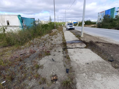 В Айхале 39-летний водитель получил травмы, врезавшись в столб /    