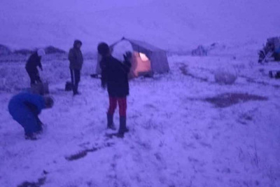 Видеофакт: в двух районах Якутии второй день идёт снег / Мария Горохова   Республика Саха (Якутия)