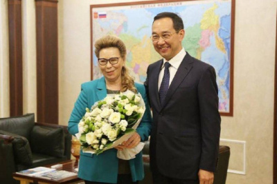 Глава Якутии Айсен Николаев поздравил депутата Госдумы Галину Данчикову с юбилеем / ЯСИА   
