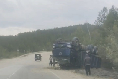 Большегруз перевернулся на бок в Мирнинском районе Якутии / ЯСИА   
