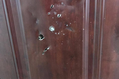 С ножом стучал в двери: в МВД Якутии прокомментировали видео с агрессивным мужчиной в подъезде / Саина Титова   