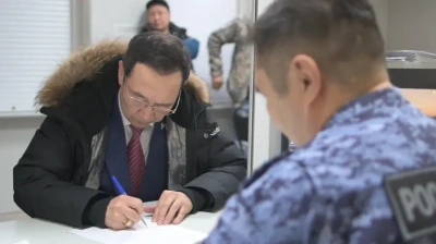 Глава Якутии передал участникам СВО гладкоствольное ружьё / ЯСИА   