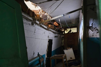 Трещина образовалась в жилом аварийном доме в Верхоянском районе Якутии / Саина Титова   