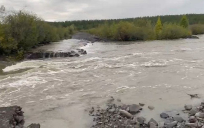 18 человек вывезли на вездеходе из зоны размытия дороги в Оймяконском районе Якутии / Майя Гоголева   