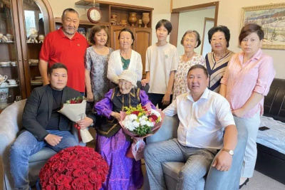 100-летнюю бабушку поздравили в Чурапчинском районе Якутии / Саина Титова  Чурапчинский Республика Саха (Якутия)