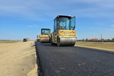 Дорожники приступили к асфальтированию дороги к микрорайону Кангалассы / ЯСИА   