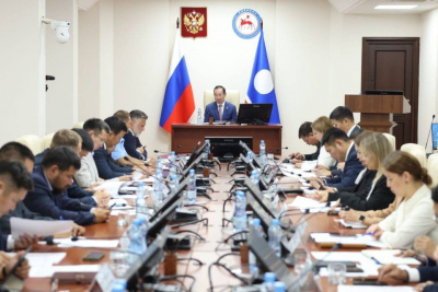 Глава Якутии поручил выстроить систему, работающую на всех этапах реализации нацпроектов / ЯСИА   