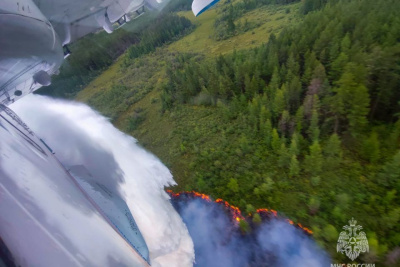 Самолет Бе-200 слил более 50 тонн воды на кромки пожаров в Ленском районе Якутии / ЯСИА   