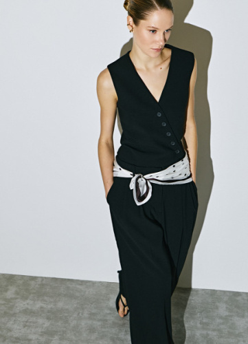 Жилет с ассиметричной застёжкой на пуговицы, Черный