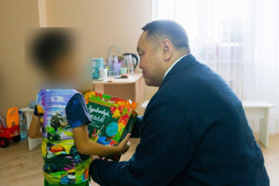 «Собери ребёнка в школу»: Альберт Семенов вручил наборы первоклассника детям из семей участников СВО / ЯСИА   