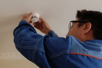 В домах многодетных семей Якутска устанавливают дымовые извещатели / ЯСИА Якутск Якутск Республика Саха (Якутия)