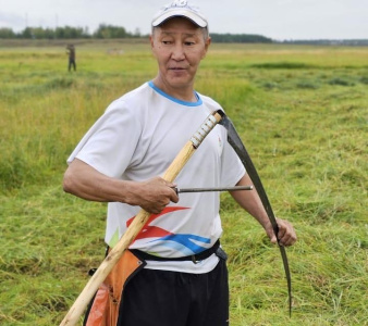 Житель Хангаласского района признан лучшим сенокосчиком Якутии / ЯСИА   
