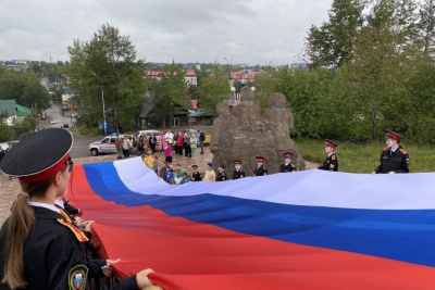 По улицам города Алдана молодые якутяне пронесли огромный российский триколор / ЯСИА   