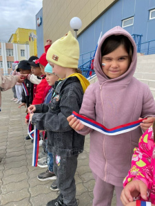 На площади ДК «Северное сияние» п. Айхал прошел красочный флешмоб «Российский триколор» /    