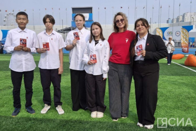 Руководитель «Движения Первых» Якутии вручила паспорта юным якутянам в День российского флага / Анна Лебединская   