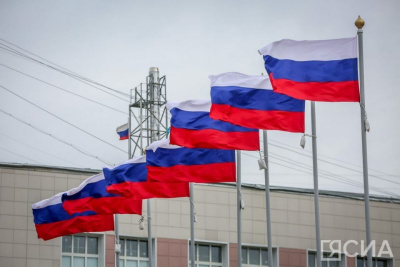 Герой России Игорь Юргин в День Государственного флага РФ вручил паспорта юным якутянам / ЯСИА   