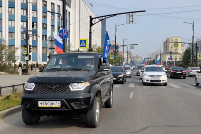 В Якутии провели автопробег в честь Дня Государственного флага России / ЯСИА   Республика Саха (Якутия)