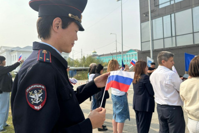 Сотрудники транспортной полиции и общественники провели праздничное мероприятие в День флага России / ЯСИА   