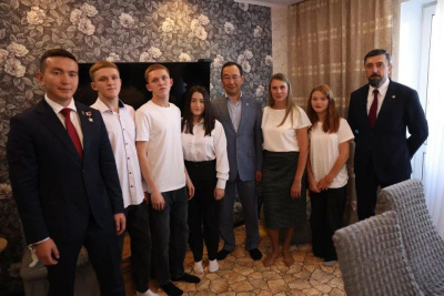 Глава Якутии и Герой России Игорь Юргин посетили семью участника СВО в Нерюнгринском районе / ЯСИА  Нерюнгринский Республика Саха (Якутия)