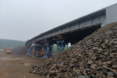 Строители смонтировали половину моста через реку Чуоналыр в Мирнинском районе Якутии / ЯСИА   