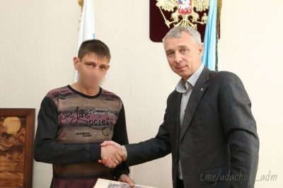 Защищают Отечество /    