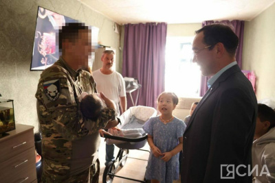 Айсен Николаев в Тикси встретился с участником СВО и его семьей / ЯСИА   