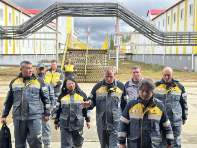 Зампред продолжает работать на нефтегазовых и алмазных площадках /    