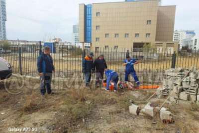 В Якутске парень попытался перелезть через забор и нaпopoлся нa мeтaлличecкий штыpь / Саина Титова Якутск Якутск Республика Саха (Якутия)