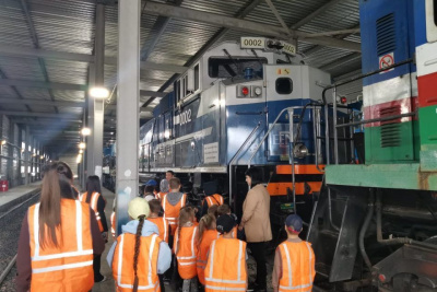 Участники летней площадки побывали с экскурсией в локомотивном депо «Железных дорог Якутии» / ЯСИА   