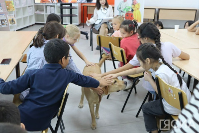 В детской библиотеке Якутска прошло занятие с собакой по кличке Лекси / Нарыйа Пахомова Якутск Якутск Республика Саха (Якутия)