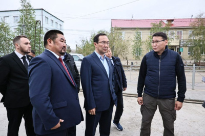 Капитальный ремонт центральной улицы Олекминска завершится в октябре / ЯСИА   