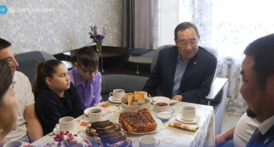 Глава Якутии встретился с семьей военнослужащего в Олекминске / ЯСИА   