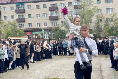 Вице-премьеры Якутии поздравили школьников с Днем знаний / ЯСИА   