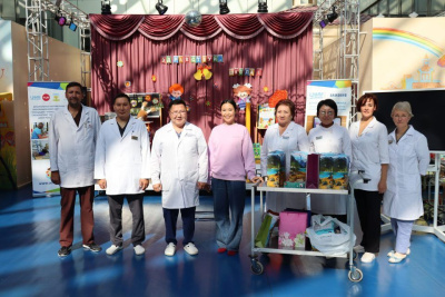 Волонтеры АЭБ подарили сертификаты первоклассникам в книжный магазин / ЯСИА   