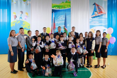 Сотрудники УФСИН подарили школьные наборы воспитанникам детских социальных учреждений Якутии / ЯСИА   