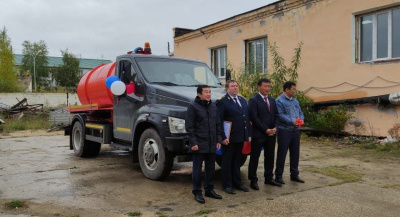 «Железные дороги Якутии» подарили водовозку Нахаринскому 2-му наслегу Мегино-Кангаласского улуса / ЯСИА  Мегино-Кангаласский Республика Саха (Якутия)